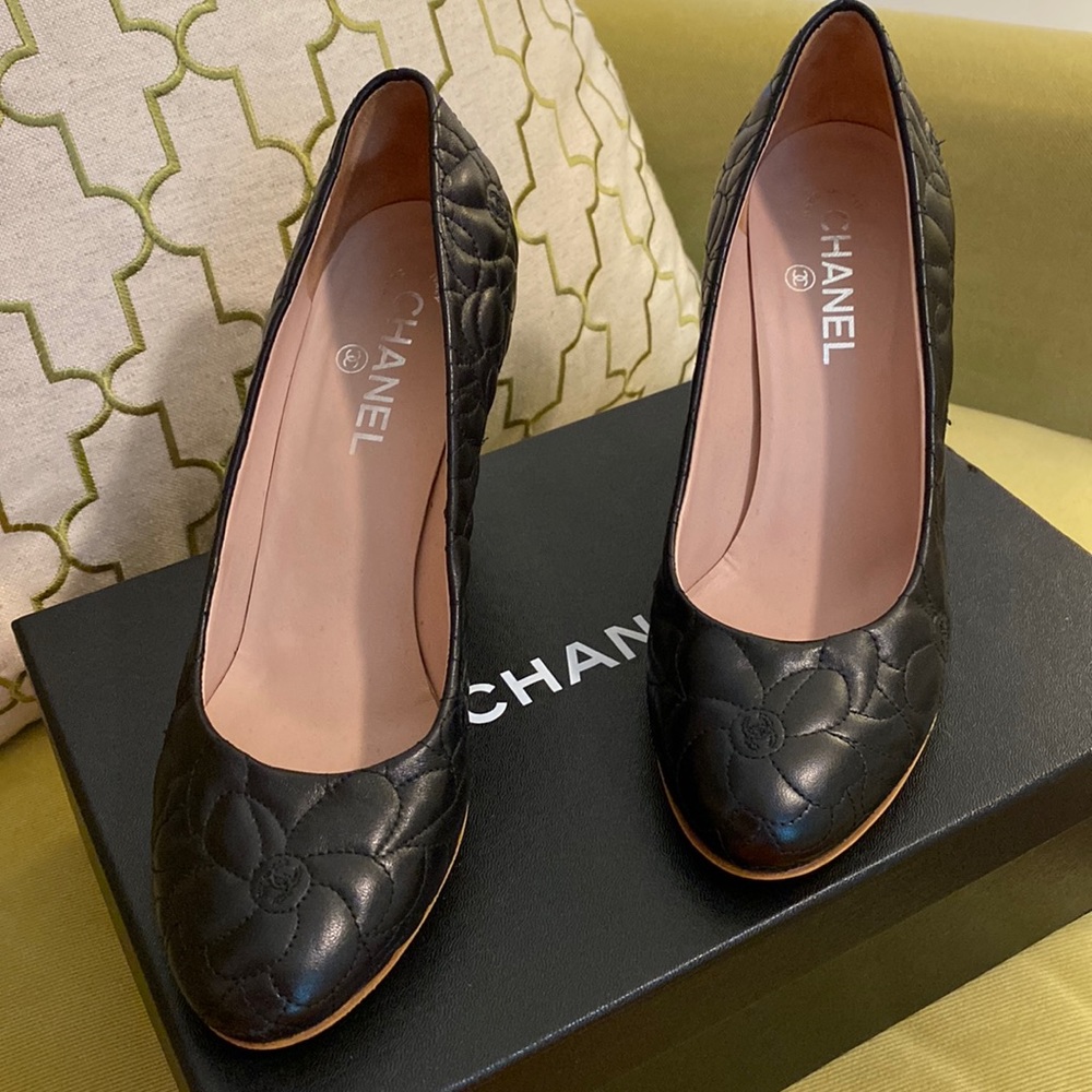 Like New Chanel Flower Quilted Round Size 40 1/2 Black Pumps